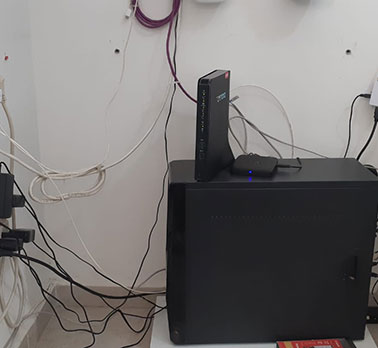 סידור כבלים במשרד הביתי. לפני ואחרי