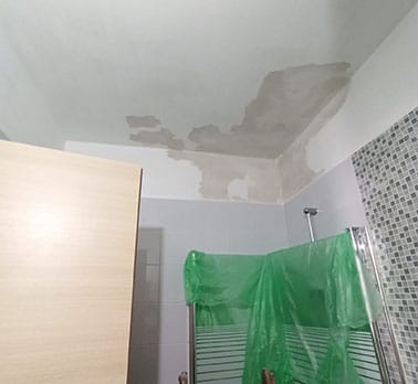 תיקון קילופים בתקרת מקלחת